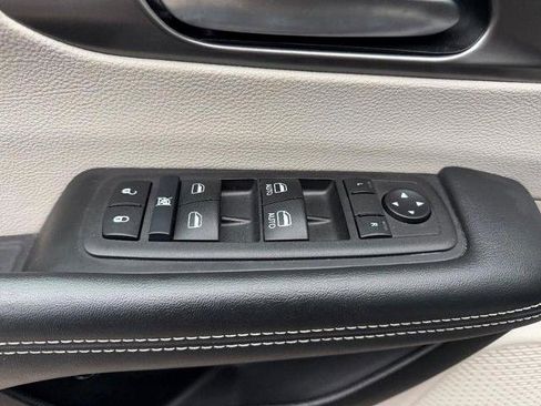 Used 2024 Chrysler Pacifica Select image 22