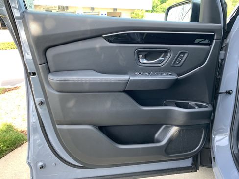 Used 2025 Honda Pilot Touring image 14