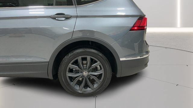 Used 2024 Volkswagen Tiguan SE w/ Panoramic Sunroof Package AWD/4WD image 27