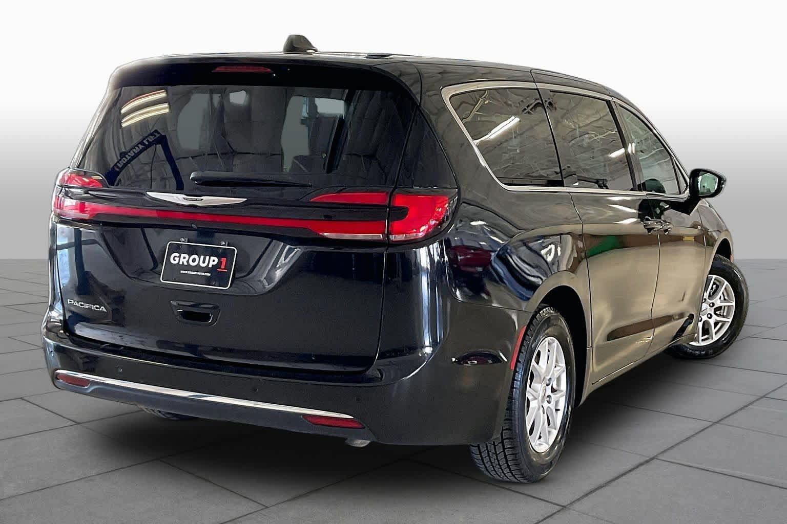 Used 2024 Chrysler Pacifica Touring-L FWD image 12