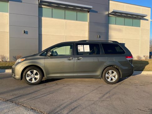 Used 2012 Toyota Sienna LE image 7