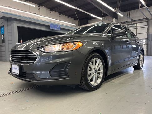 Used 2020 Ford Fusion SE image 3