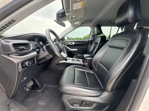 Used 2023 Ford Explorer XLT w/ Equipment Group 202A RWD image 2