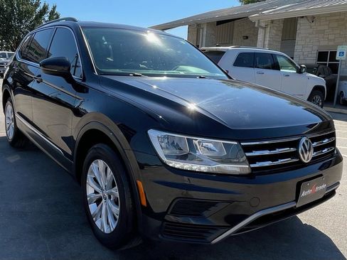 Used 2018 Volkswagen Tiguan SE w/ Panoramic Sunroof Package image 3