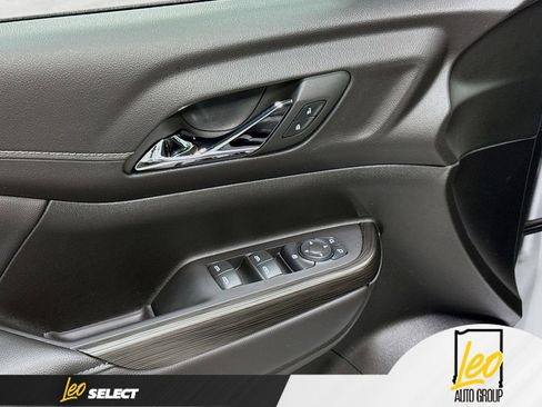 Used 2023 GMC Acadia SLT image 18