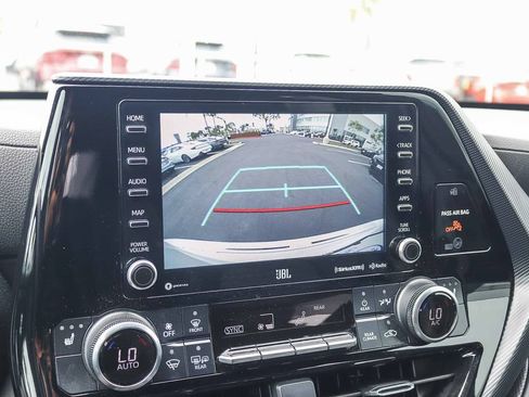 Used 2022 Toyota Highlander XSE FWD image 29