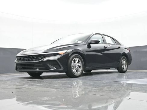 Used 2025 Hyundai Elantra SE FWD image 56