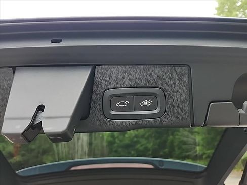 Certified 2025 Volvo XC60 T8 Core AWD/4WD image 37