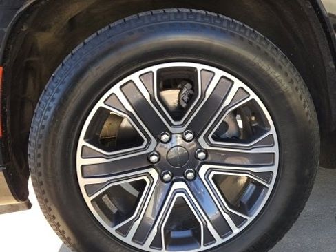 Used 2024 Jeep Wagoneer L Series II w/ Flexible Seating Group image 9