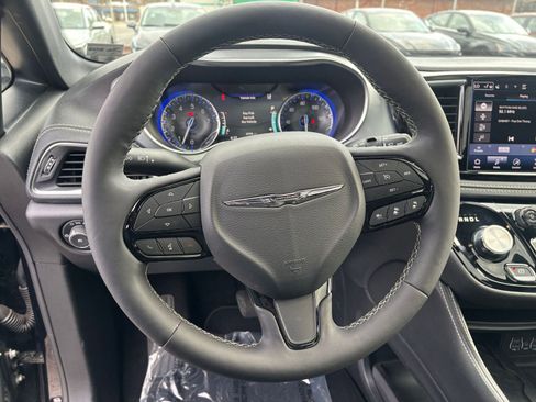 Used 2025 Chrysler Pacifica Limited image 31