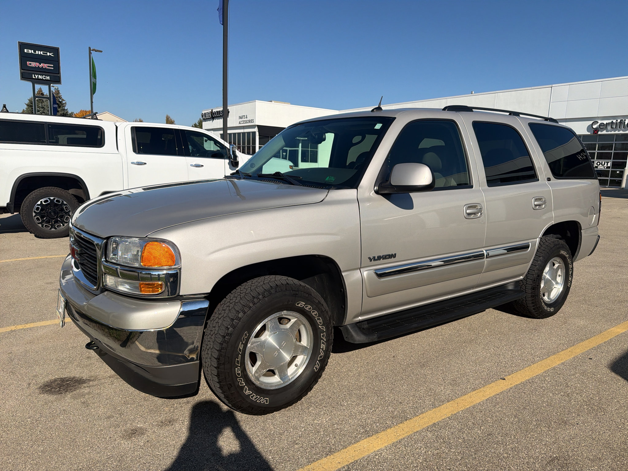 Used 2005 GMC Yukon SLT w/ SLT Preferred Equipment Group AWD/4WD image 2