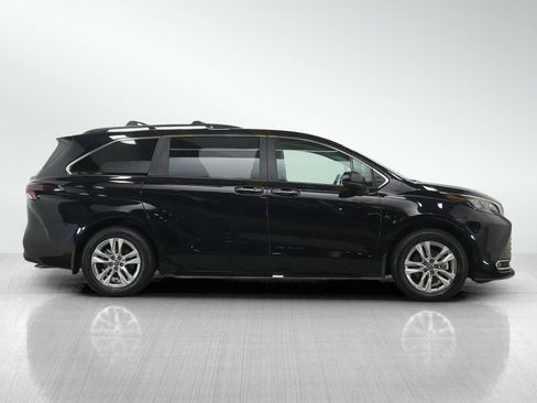 Used 2024 Toyota Sienna XLE w/ XLE Plus Package FWD image 6