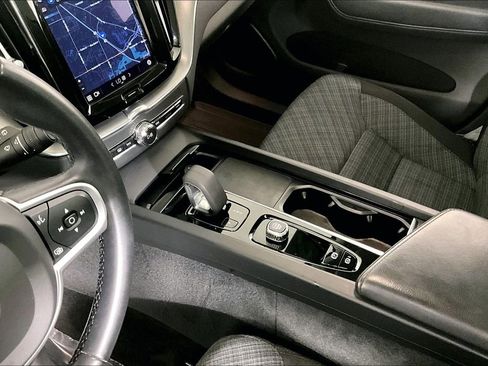 Used 2022 Volvo XC60 B5 Momentum image 17