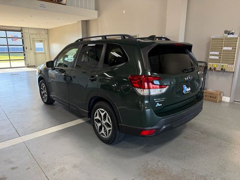 Used 2022 Subaru Forester Premium AWD/4WD image 5