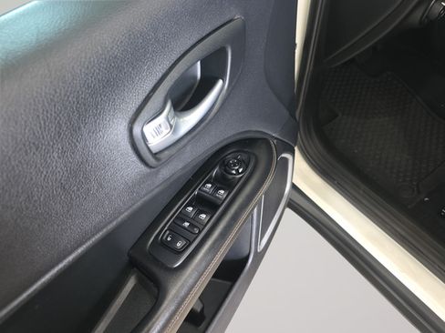 Used 2019 Jeep Compass Latitude w/ Cold Weather Group AWD/4WD image 11