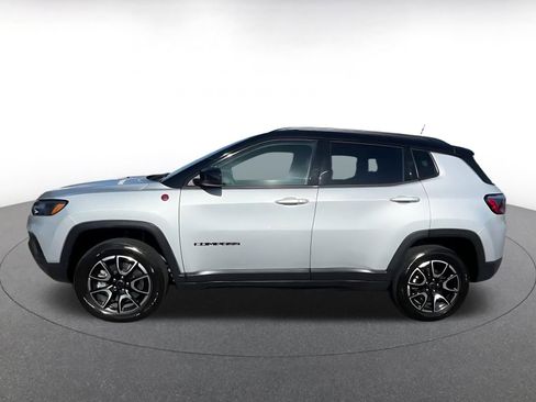 Used 2025 Jeep Compass Trailhawk AWD/4WD image 7