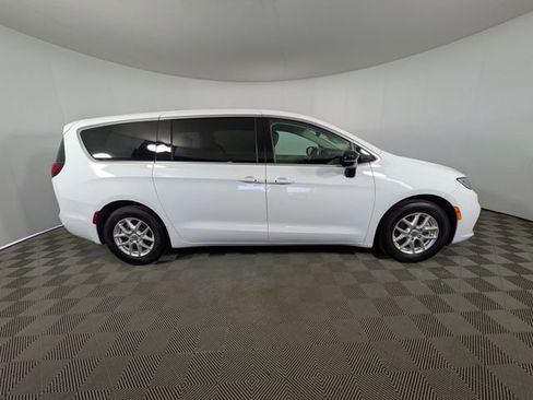 Used 2024 Chrysler Pacifica Touring-L FWD image 36