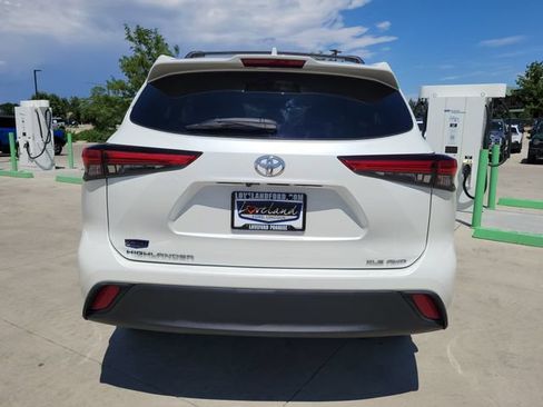 Used 2020 Toyota Highlander XLE AWD/4WD image 11