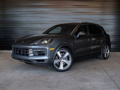 Certified 2024 Porsche Cayenne AWD/4WD image 1