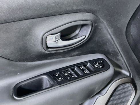 Used 2022 Jeep Renegade Latitude AWD/4WD image 18