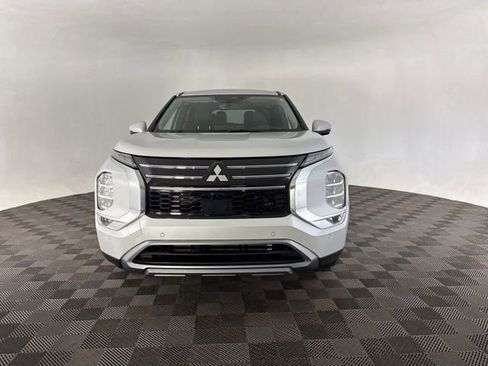 Used 2025 Mitsubishi Outlander SE image 3