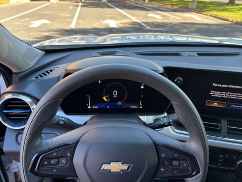 Used 2025 Chevrolet Trax LT image 28