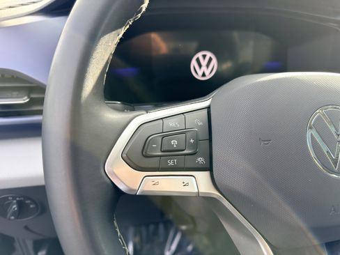 Used 2023 Volkswagen Taos SE w/ Panoramic Sunroof Package image 16