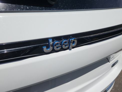 Used 2023 Jeep Grand Cherokee Overland w/ Luxury Tech Group IV AWD/4WD image 23
