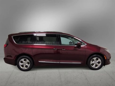 Certified 2017 Chrysler Pacifica Touring-L Plus image 9