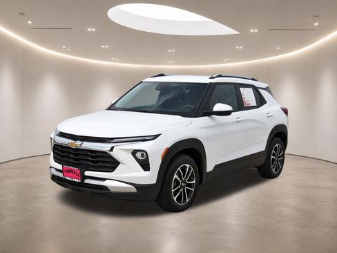 Used 2025 Chevrolet TrailBlazer LT FWD image 3