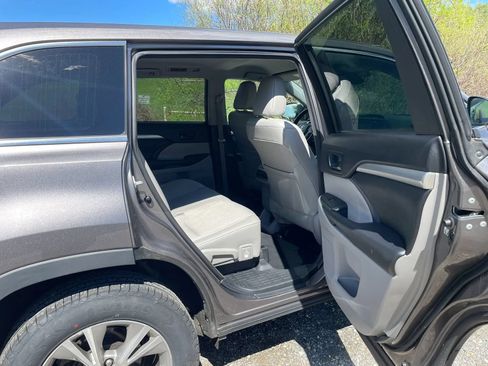 Used 2017 Toyota Highlander Plus AWD/4WD image 24