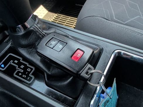 Used 2019 Toyota Tacoma TRD Sport w/ Technology Package AWD/4WD image 36