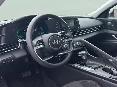 Certified 2025 Hyundai Elantra SE FWD image 11