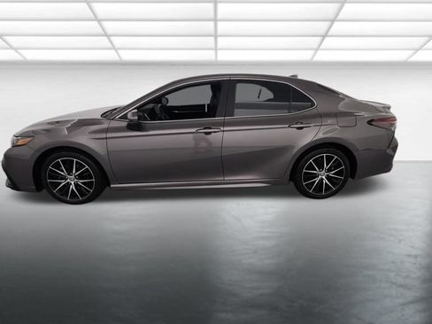 Used 2021 Toyota Camry SE FWD image 3