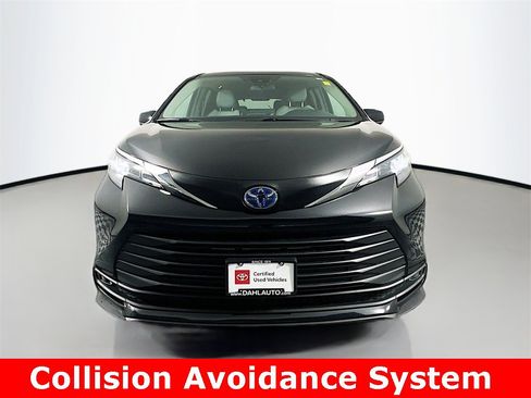 Used 2025 Toyota Sienna LE image 3