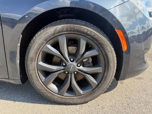 Used 2020 Chrysler Pacifica Touring-L w/ S Appearance Package FWD image 17