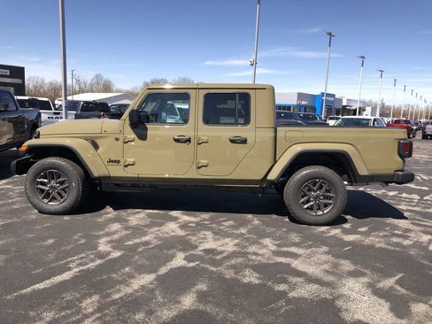 New 2026 Jeep Gladiator Sport AWD/4WD image 3