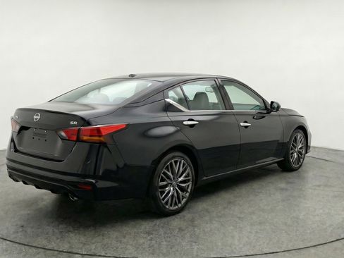 Used 2025 Nissan Altima 2.5 SV FWD image 9