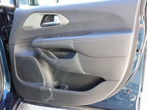 Used 2025 Chrysler Pacifica Select image 8