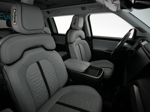 Used 2023 Rivian R1S Adventure image 8