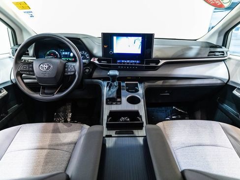 Certified 2025 Toyota Sienna LE FWD image 13