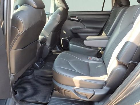 Used 2021 Toyota Highlander XLE AWD/4WD image 20