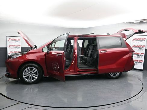 Used 2025 Toyota Sienna Limited image 46
