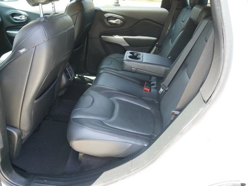 Used 2018 Jeep Cherokee Overland AWD/4WD image 11