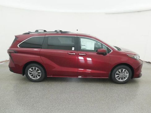 New 2026 Toyota Sienna XLE image 25