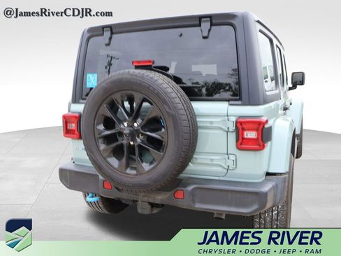 Used 2023 Jeep Wrangler Unlimited Sahara w/ Cold Weather Group AWD/4WD image 10