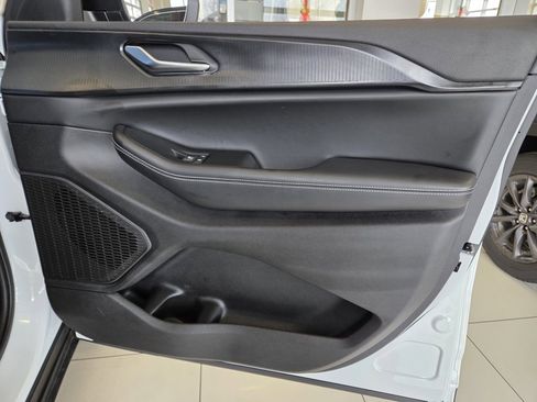 Used 2025 Jeep Grand Cherokee Laredo X image 23