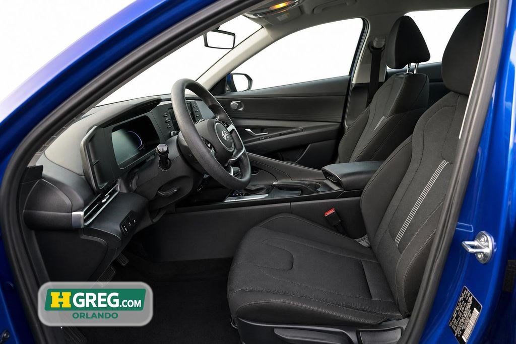 Used 2025 Hyundai Elantra SE w/ Cargo Package FWD image 8