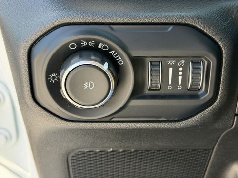Used 2018 Jeep Wrangler Unlimited Sahara AWD/4WD image 36