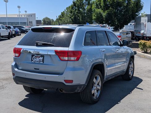Used 2013 Jeep Grand Cherokee Limited w/ Advance Technology Group AWD/4WD image 3